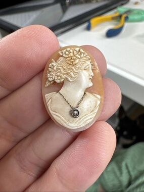 Cameo Shell Flower Hair Design & Diamond & Chain 1”x .75”